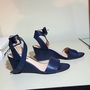 Women's Navy Blue pair of shoes size 7
